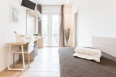 Classic Single Room | Minibar, desk, laptop workspace, blackout drapes