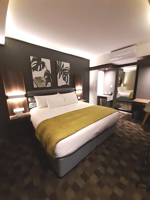 Standard Room | Minibar, in-room safe, desk, laptop workspace