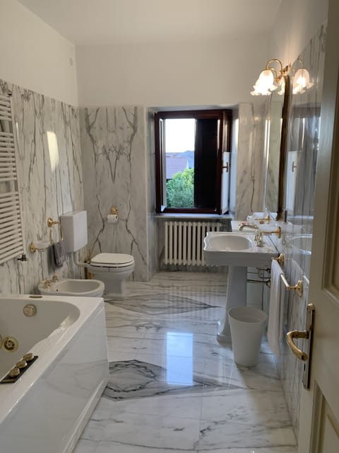 Honeymoon Suite | Bathroom | Shower, designer toiletries, hair dryer, bathrobes