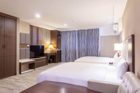 Deluxe Quadruple Room | Desk, blackout drapes, soundproofing, free WiFi