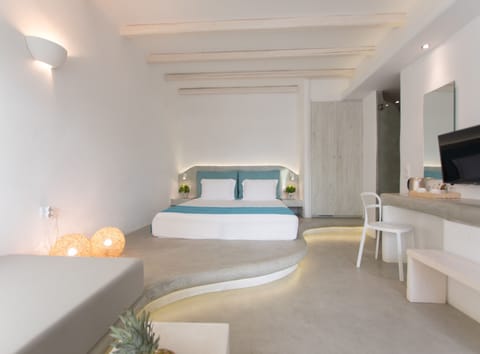 Superior Suite, Hot Tub | Pillowtop beds, in-room safe, desk, soundproofing