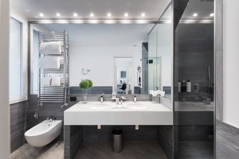 Junior Suite, Annex Building | Bathroom | Designer toiletries, hair dryer, slippers, bidet