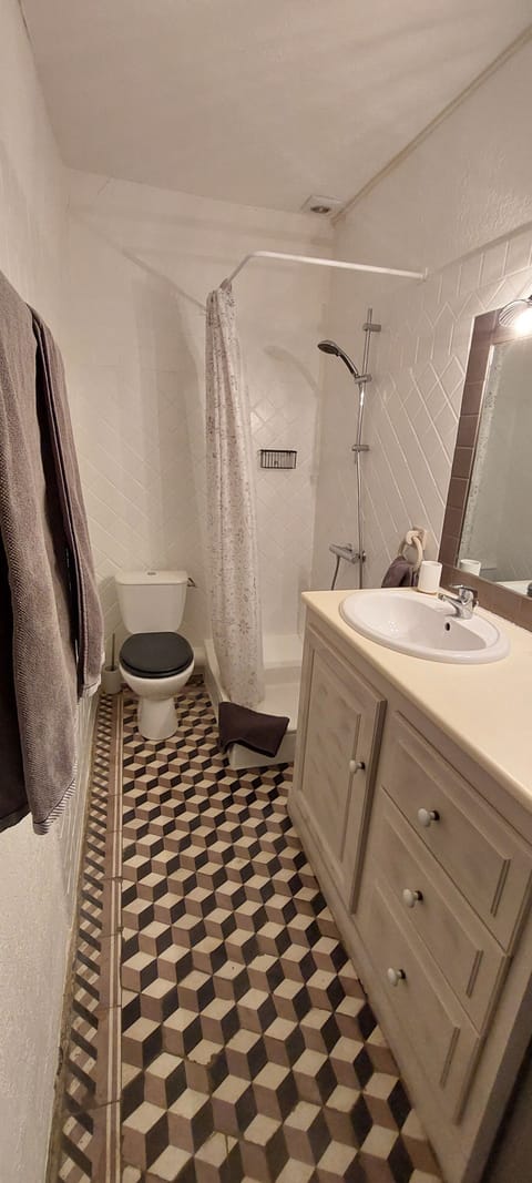 La Treille | Bathroom | Shower, free toiletries, hair dryer, towels