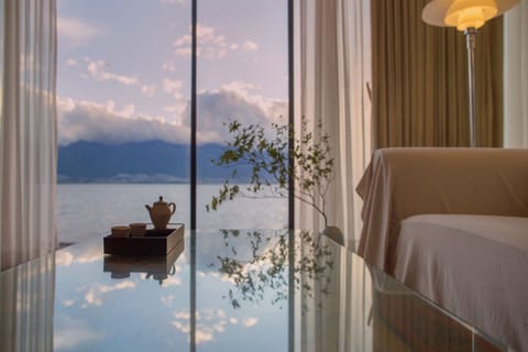 Comfort Suite, 1 Queen Bed, Non Smoking | 1 bedroom, minibar, in-room safe, desk
