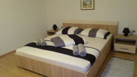 Double Room, Shared Bathroom | Soundproofing, free WiFi, bed sheets