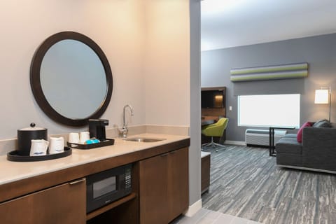 Suite, 1 King Bed, Accessible | Minibar