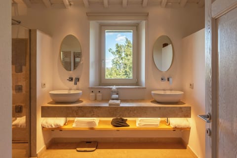 Executive Suite | Bathroom | Shower, rainfall showerhead, free toiletries, hair dryer