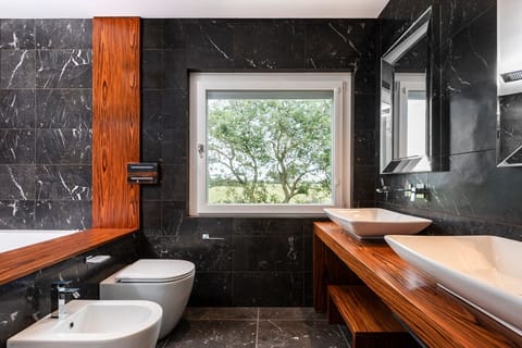 Junior Suite, Jetted Tub | Bathroom | Free toiletries, hair dryer, bidet, towels