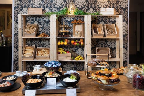 Free daily buffet breakfast