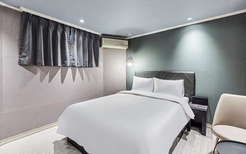 Down comforters, free minibar, desk, blackout drapes