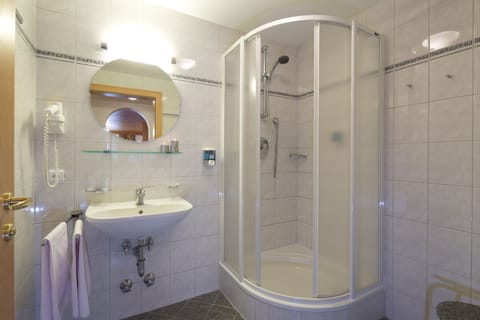 Basic Double Room, 1 Bedroom, Non Smoking, Mountain View | Bathroom | Towels