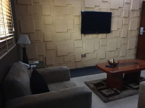 Executive Room | Living area | 32-inch plasma TV with cable channels, TV