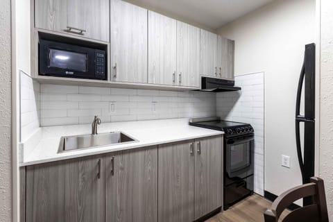 Deluxe Studio, 1 Queen Bed with Sofa bed, Non Smoking | Private kitchen | Fridge, microwave, stovetop, coffee/tea maker