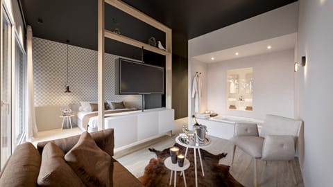 Junior Suite | Minibar, in-room safe, desk, blackout drapes