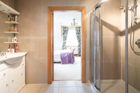 Family Suite, 2 Bedrooms, Mountain View | Bathroom | Free toiletries, bathrobes, towels