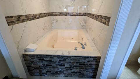 Standard Room, 1 King Bed, Non Smoking, Jetted Tub | Egyptian cotton sheets, premium bedding, desk, laptop workspace