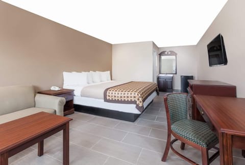 Individually furnished, desk, laptop workspace, free WiFi