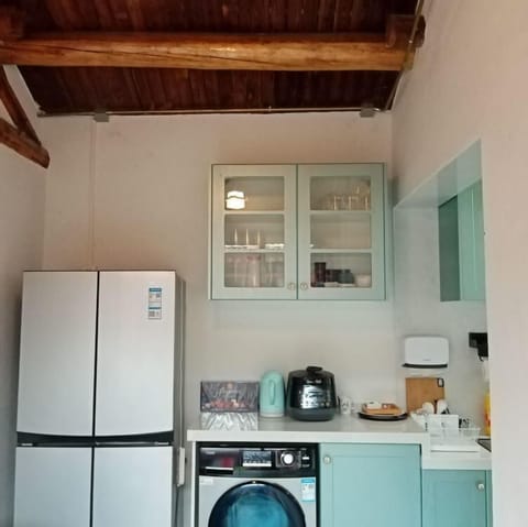 Family Cottage | Shared kitchen | Shared fridge, microwave, stovetop, coffee/tea maker