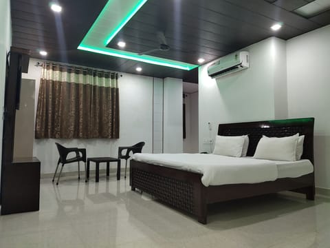 Deluxe Room | Premium bedding, in-room safe, desk, laptop workspace