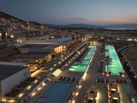 Indoor pool, seasonal outdoor pool, free cabanas, pool umbrellas
