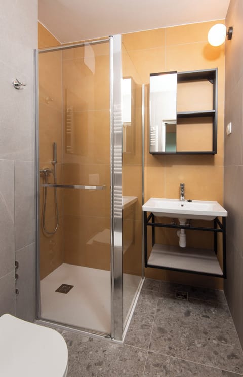 Superior Room | Bathroom | Shower, towels