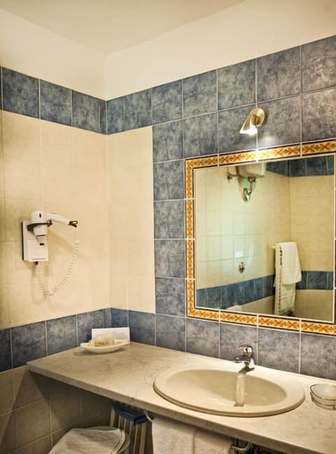 Classic Double Room | Bathroom | Free toiletries, hair dryer, bidet, towels