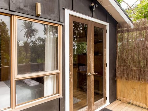 Driftwood Bungalow | Desk, free WiFi, bed sheets