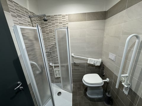 Comfort Quadruple Room, Accessible | Bathroom | Shower, free toiletries, hair dryer, towels