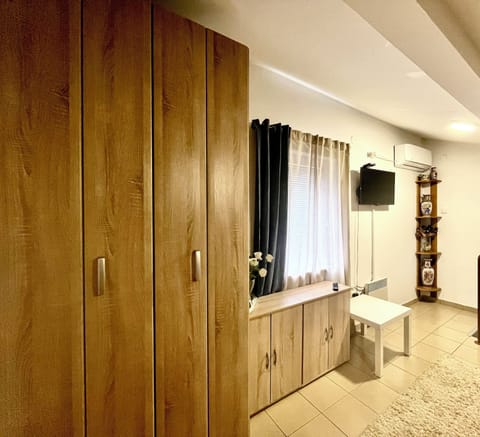 City Apartment, 1 Bedroom | Hypo-allergenic bedding, down comforters, free minibar, desk