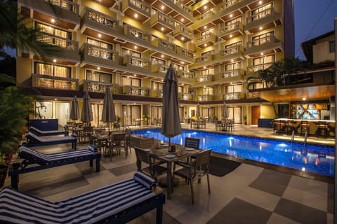 Outdoor pool, pool umbrellas, sun loungers