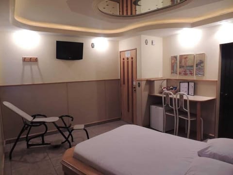 Superior Suite | 1 bedroom, minibar, laptop workspace, blackout drapes