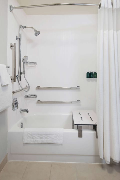 Combined shower/tub, hair dryer, towels