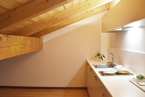 Junior Studio Suite | Private kitchen | Mini-fridge, coffee/tea maker, electric kettle