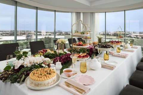2 restaurants; breakfast, lunch, and dinner served