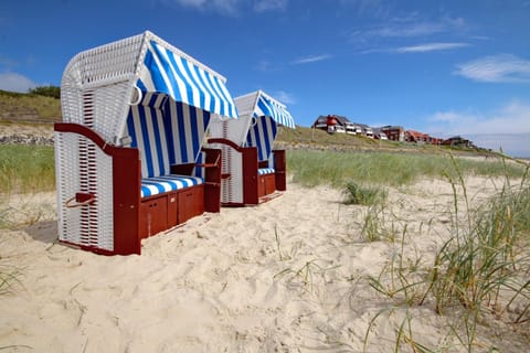 Beach nearby, white sand, beach bar