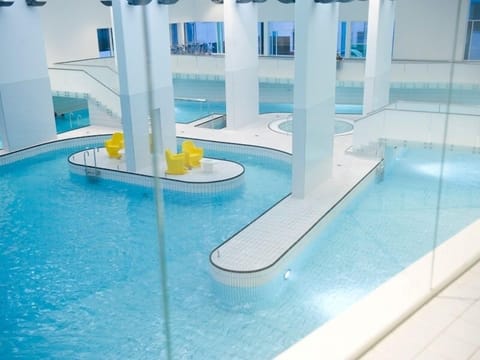 4 indoor pools