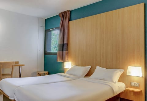 Twin Room, Non Smoking | Desk, blackout drapes, soundproofing, iron/ironing board