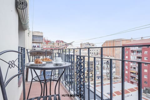 City Apartment, 3 Bedrooms | Balcony