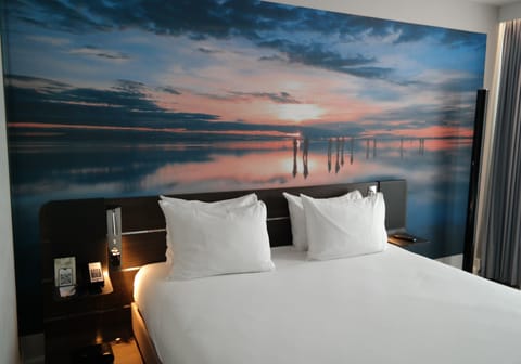 In-room safe, soundproofing, iron/ironing board, free WiFi