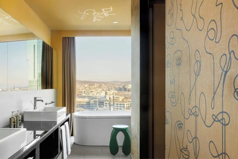 Combined shower/tub, free toiletries, hair dryer, towels