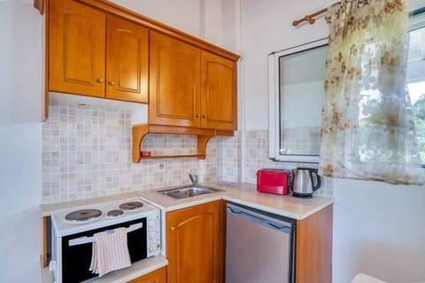 Standard Studio | Private kitchen | Fridge, stovetop, coffee/tea maker, electric kettle