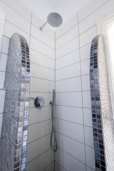 Standard Double or Twin Room, Sea View | Bathroom | Shower, hair dryer, towels, toilet paper