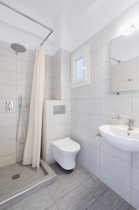 Basic Triple Room, Sea View | Bathroom | Shower, hair dryer, towels, toilet paper