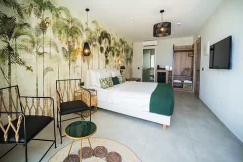 In-room safe, soundproofing, iron/ironing board, free WiFi