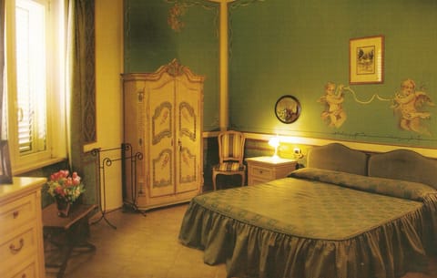 Frette Italian sheets, premium bedding, down comforters, minibar