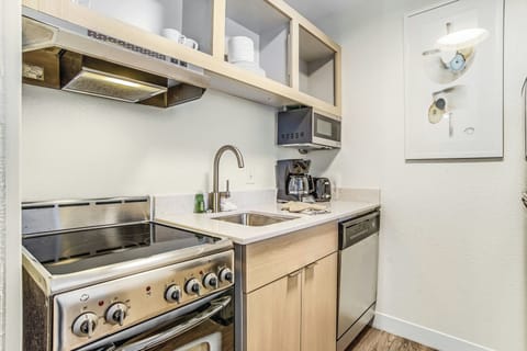 Pillowtop beds, desk, laptop workspace, blackout drapes