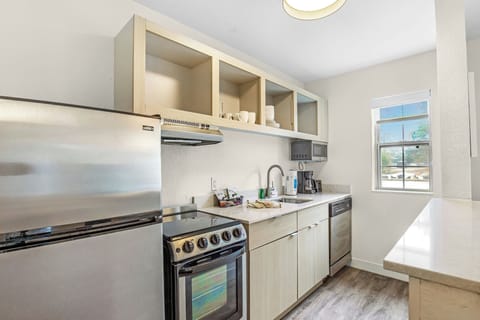 Pillowtop beds, desk, laptop workspace, blackout drapes