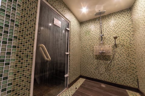 Sauna, hot tub, steam room, 1 treatment room, massages