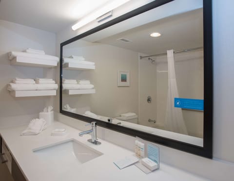 One king bed non smoking | Bathroom | Combined shower/tub, free toiletries, hair dryer, towels