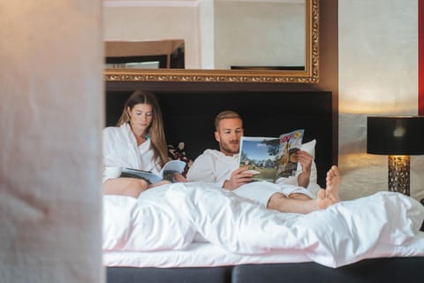 Junior Suite, 1 King Bed, Non Smoking, Mountain View (Studio) | Hypo-allergenic bedding, minibar, in-room safe, blackout drapes